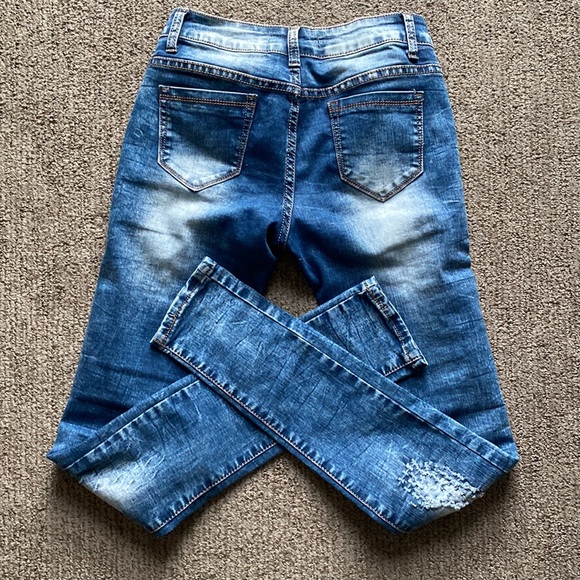 Distressed skinny Jean. - Picture 4 of 5